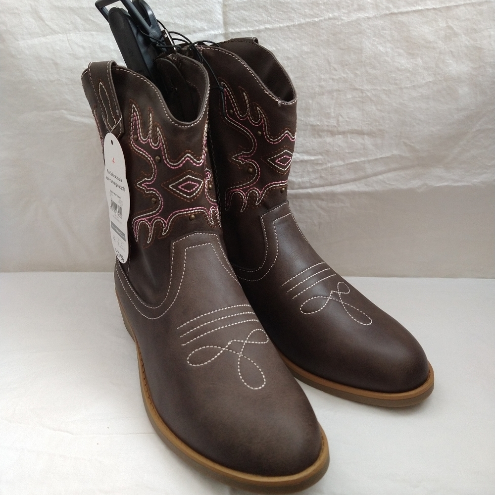 Cowboy Boots with pretty pink trim Size 4 NWT